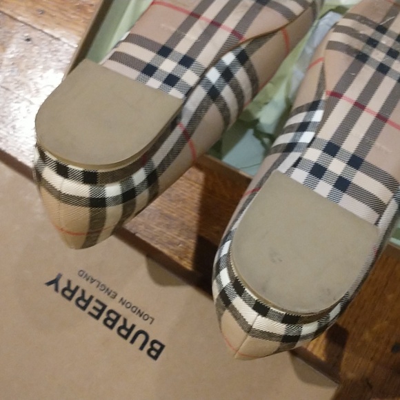 Authentic BURBERRY FLAT SHOES - Picture 4 of 10